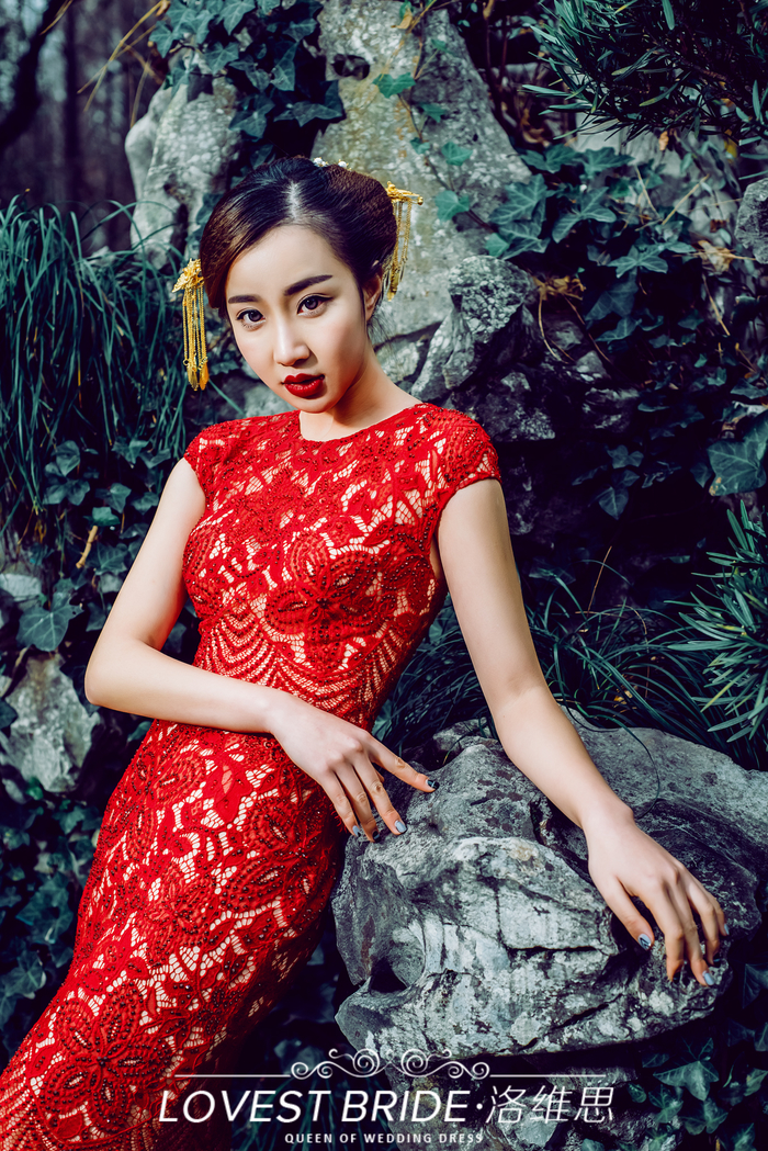 神秘而妖艳的红色新娘礼服《摇曳生姿》