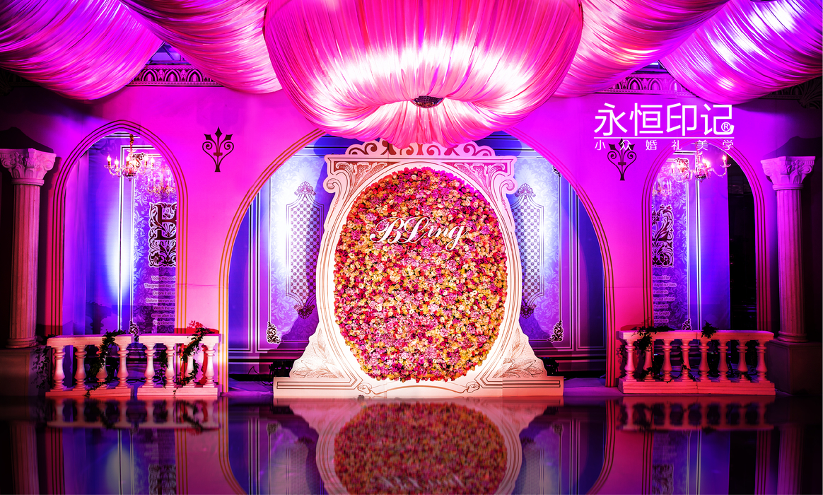 唯美浪漫婚礼鲜花背景墙帷幔吊顶