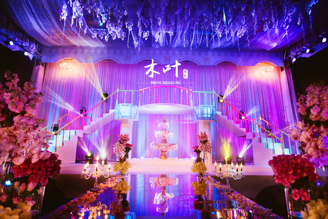 粉紫色梦幻风婚礼走向你拥抱你