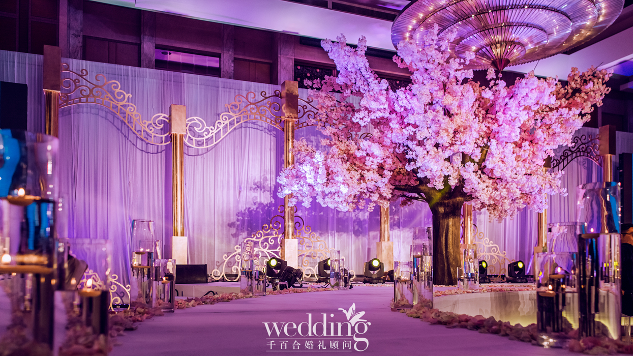 唯美浪漫婚礼婚礼花艺设计    粉紫色的自然色系,在厚重的罗马柱的