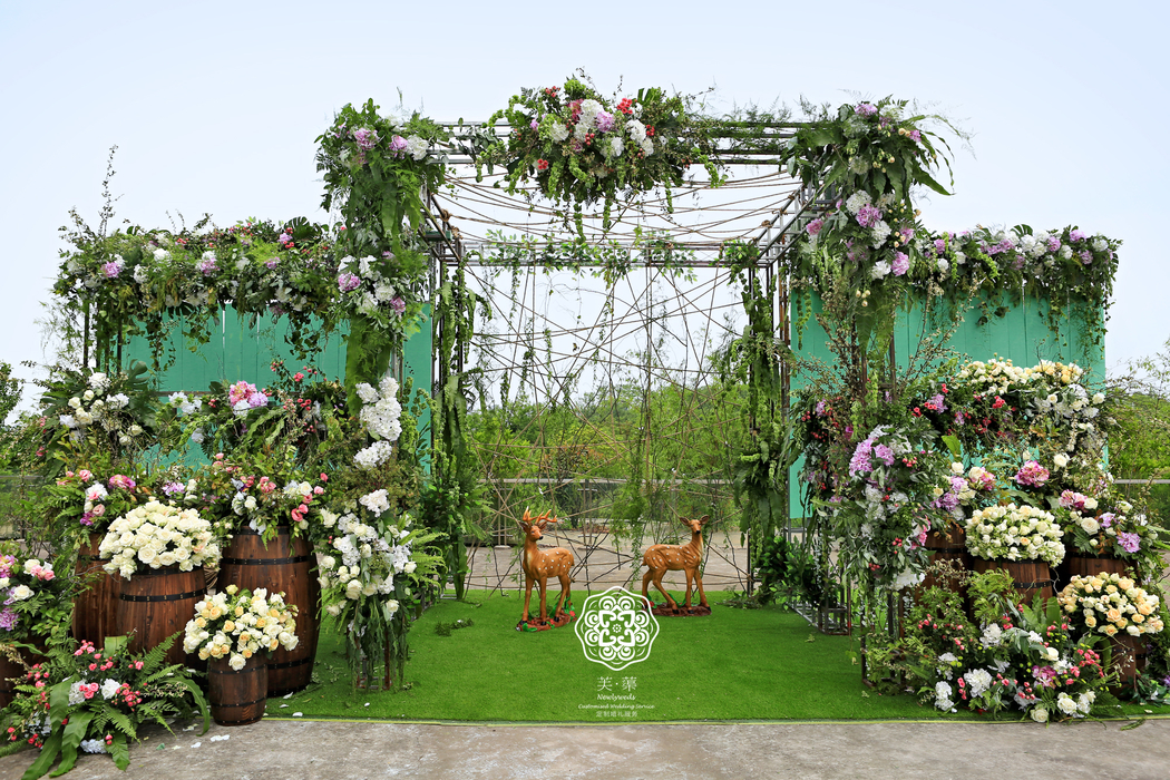 户外森系婚礼森系背景墙花艺设计