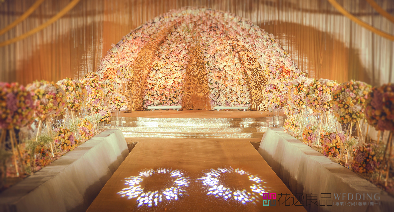 唯美梦幻风婚礼鲜花背景墙婚礼布置