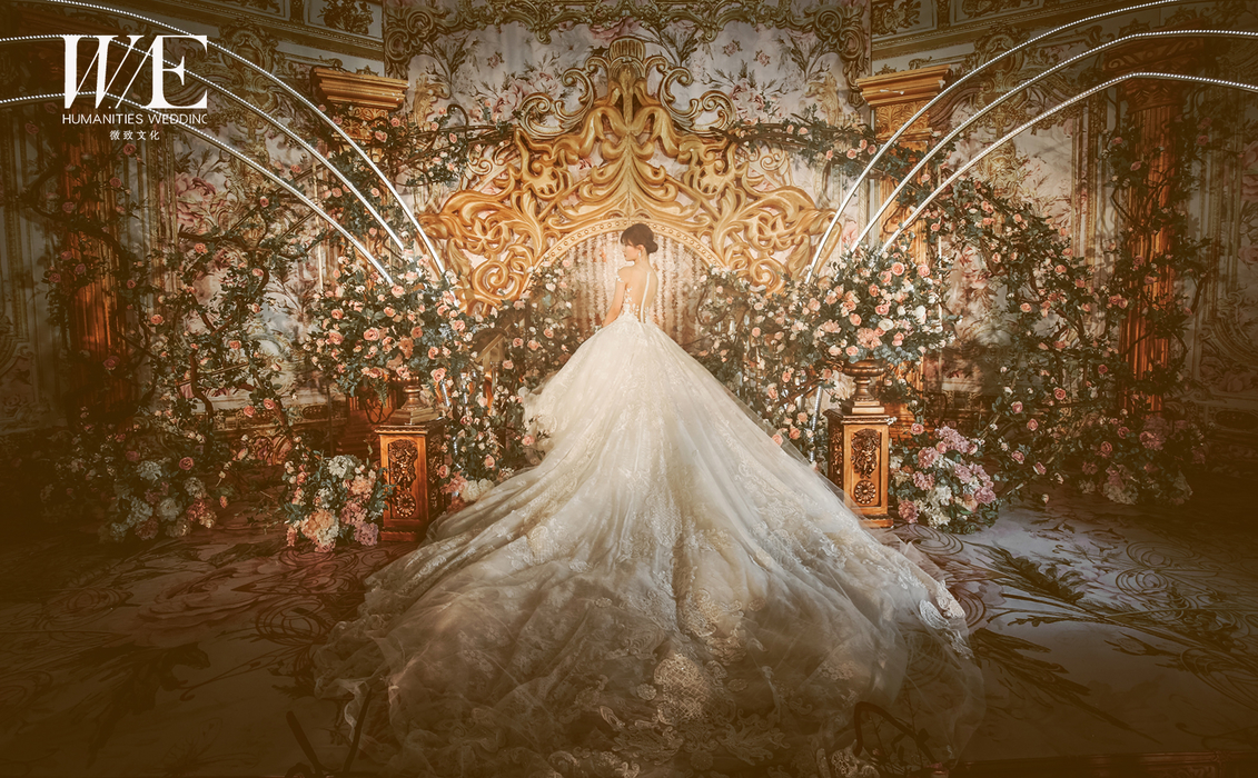 金色幕布下  粉色的玫瑰柔软了你我的心  凡尔赛灯火是爱情璀璨的瞬间