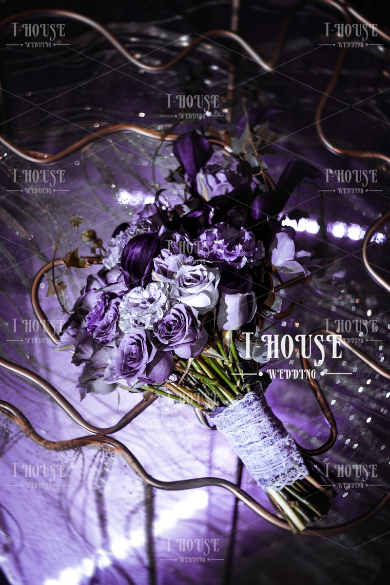 巴洛克《 华尔紫 》尊贵的绛紫色融合着浓郁的魅影蓝,将神秘的气息