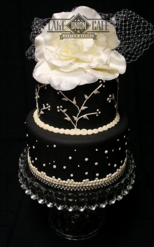 时尚的黑色婚礼蛋糕
