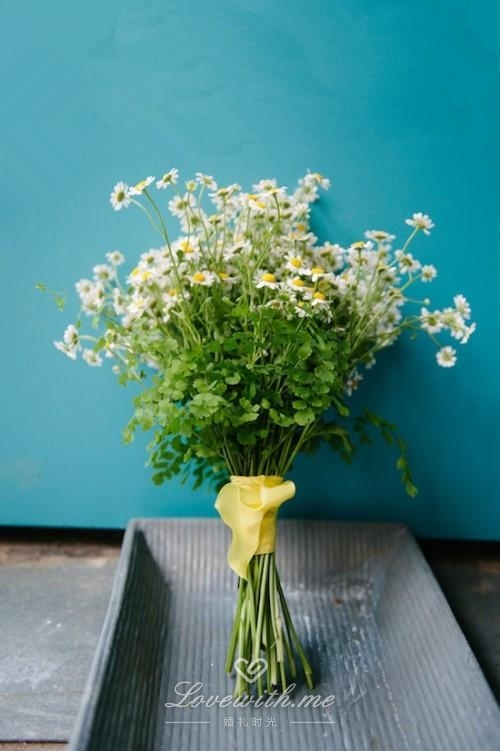 怎样做一束可爱的小捧花,用一把小雏菊就可以做一束.