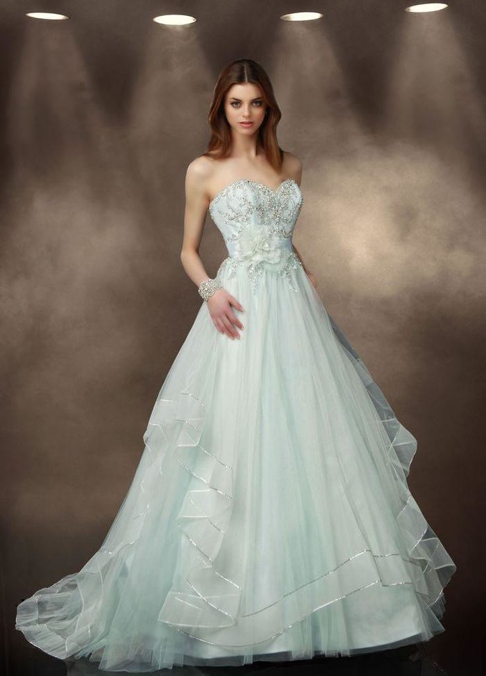 优雅的蓝色婚纱更能完美新娘冰清玉洁的女神气质,衬.