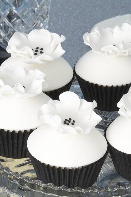 各种款式的白色甜品,如果出现在你的冬季婚礼,与季节相呼应,与自然同