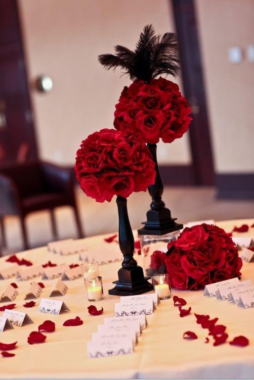 哥特式的复古婚宴餐桌布置羽毛花瓣