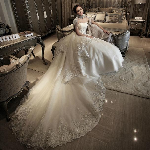 蔡美月婚纱拖尾蕾丝