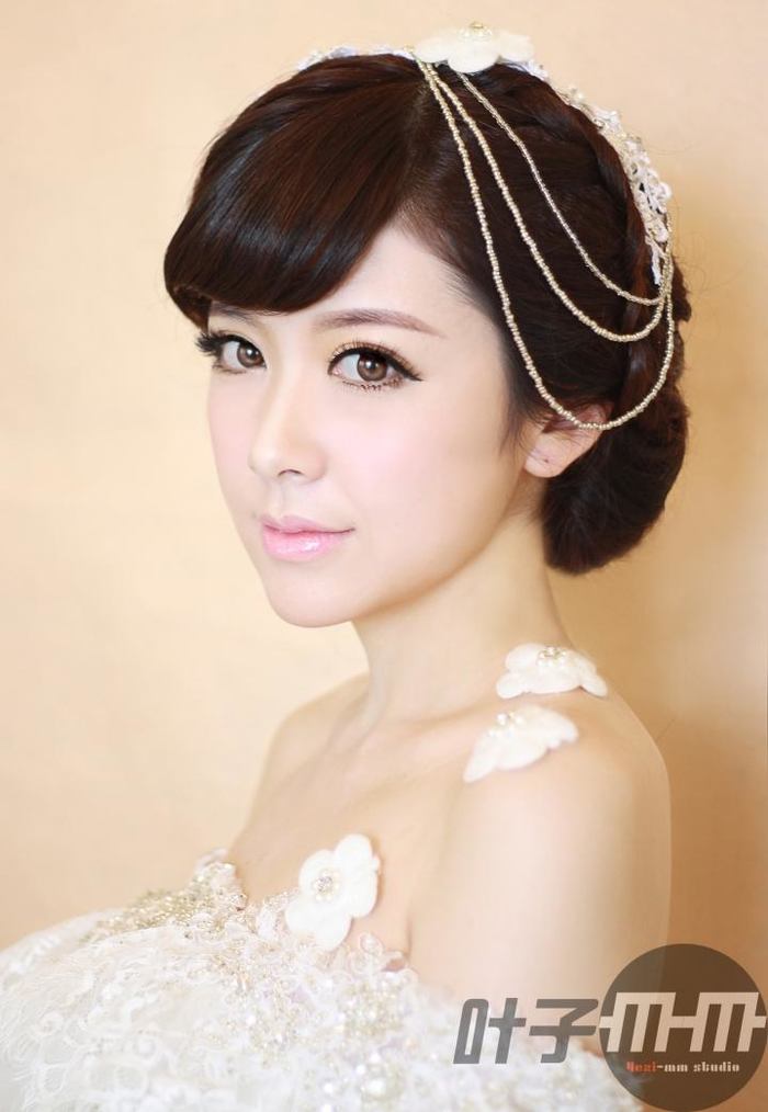 斜刘海女生应该使用什么样的新娘发型呢?通过头饰,