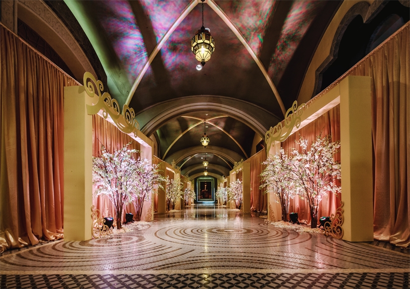 将婚礼迎宾过道布置成了花园!