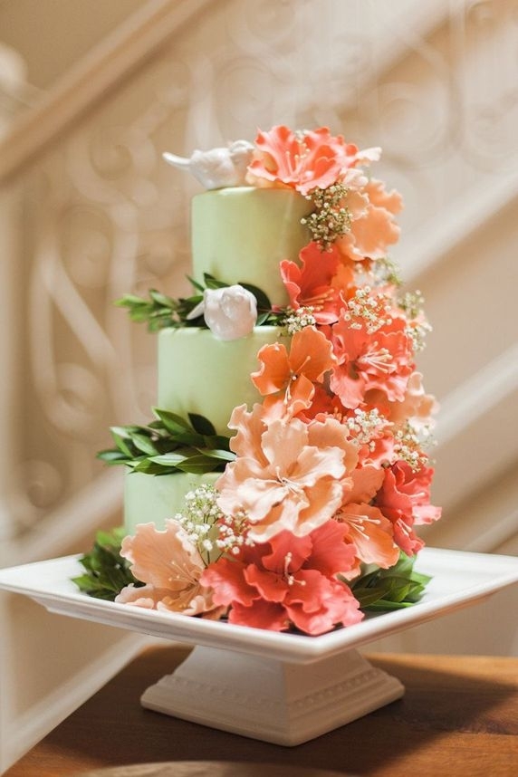 层叠式的花卉翻糖蛋糕,这么美的蛋糕瞬间让婚礼上了.