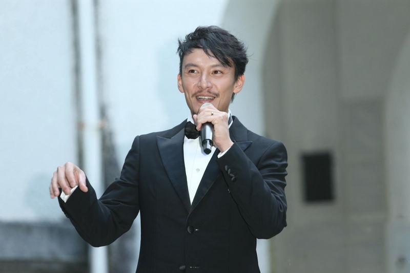 张震11.18在台北结婚 新娘身着verawang婚纱张震笑称要尽快造小人