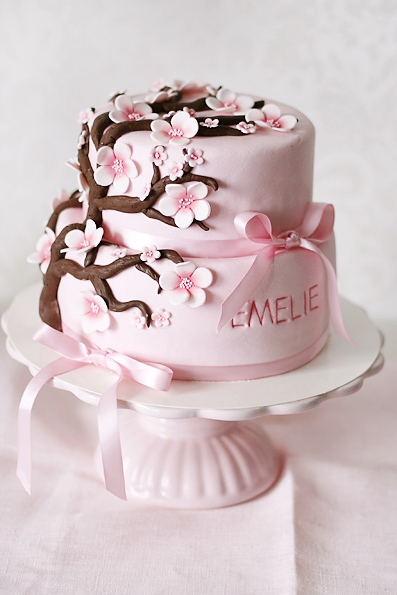 用花朵装饰的翻糖蛋糕,是不是很有食欲呢,婚礼上的他们一定很亮眼!