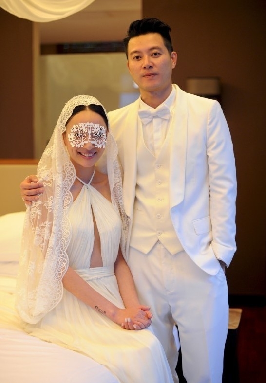 郑希怡泰国结婚激吻老公梁学储,蕾丝眼罩增浪漫