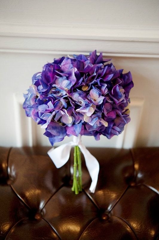 神秘高贵的紫色新娘手捧花