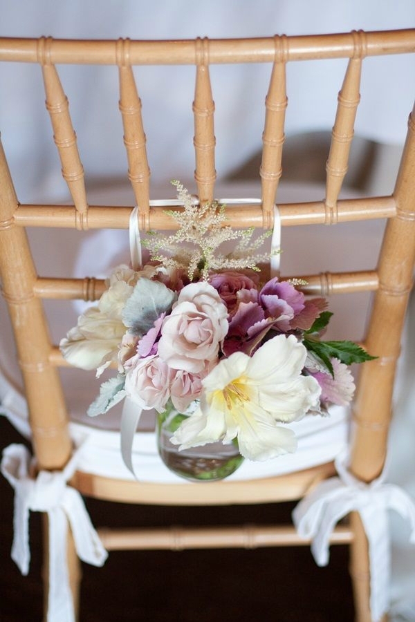 唯美的创意婚礼椅背花装饰